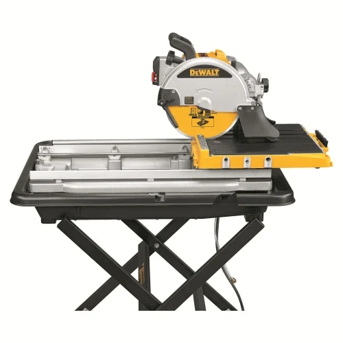 Плиткорез электрический DeWalt D24000 — фотография оборудования на белом фоне