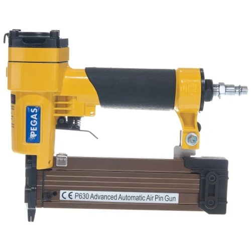 Шпилькозабивной пистолет Pegas pneumatic P630 — фотография оборудования на белом фоне